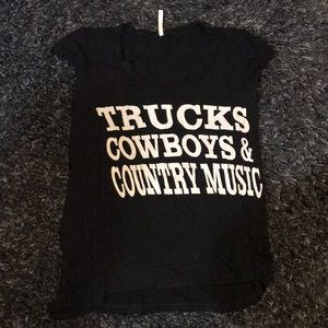 Cute graphic V neck!